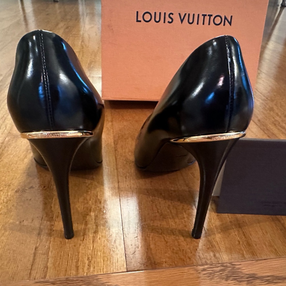 Louis Vuitton Eyeliner Pumps
Size 9
Black leather stilettos w/gold heel trim